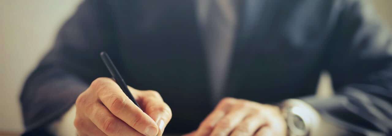 What do general insurance brokers do?